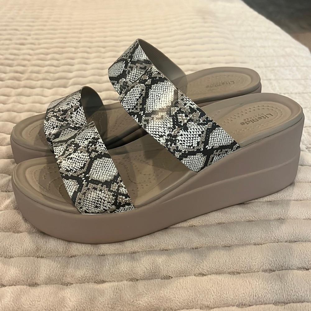 Croc wedges….  Super comfy! Size 9 W